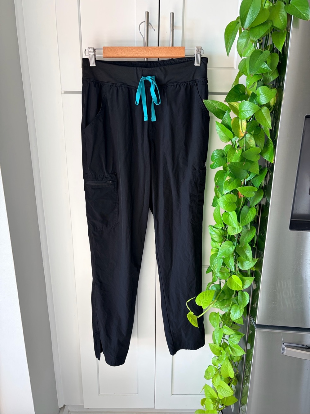 FIGS Medium Black Scrub Bottoms